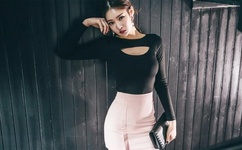 娇妻被朋友在客厅呻吟动漫